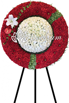 Կարմիր ծաղկեպսակ սպիտակ գնդաձև կոմպոզիցիաով Կարմիր ծաղկեպսակ սպիտակ գնդաձև կոմպոզիցիաով