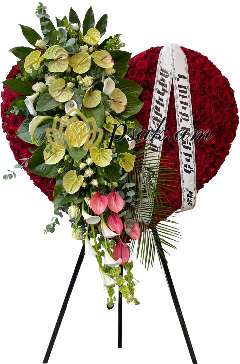 Бордовый цветочный венок в форме сердца